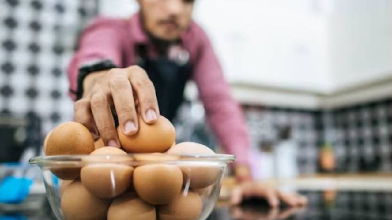 कच्ची असो वा उकडलेली, कवच असलेले अंडे मायक्रोवेव्हमध्ये ठेवू नये. अंडी गरम होताच, आतमध्ये दाब निर्माण होतो आणि काही सेकंदातच अंडी फुटू शकते, ज्यामुळे लहान स्फोट होऊ शकतो.