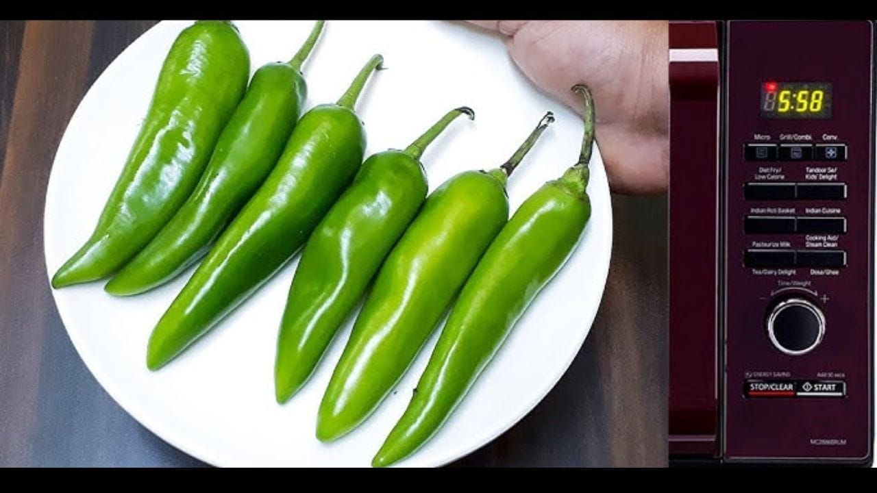 हिरव्या किंवा वाळलेल्या मिरच्या मायक्रोवेव्हमध्ये गरम केल्यास त्यातील कॅप्सेसिन नावाचा वायू हवेत सोडला जातो. या धुरामुळे डोळ्यांना त्रास आणि श्वसनाचा त्रास होऊ शकतो. उच्च तापमानावर यामुळे ठिणग्या देखील निर्माण होऊ शकतात.