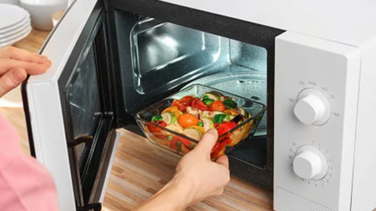 मायक्रोवेव्हमध्ये काहीही नसताना ते चालवणे धोकादायक आहे. मायक्रोवेव्हच्या लहरी शोषल्या न गेल्यामुळे त्या मशीनवर परत परावर्तित होतात, ज्यामुळे ठिणग्या निर्माण होऊन उपकरणाचे गंभीर नुकसान होऊ शकते.