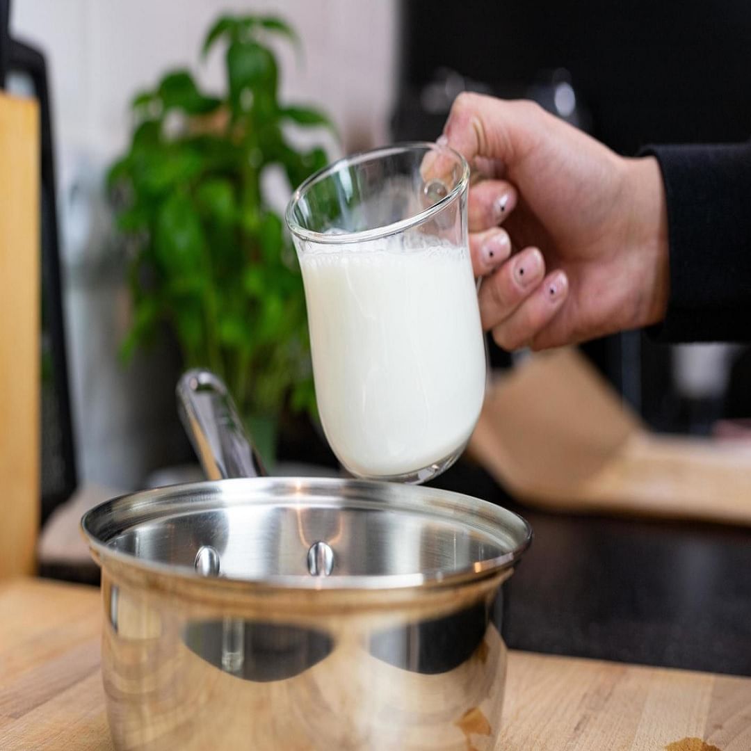 दूध : वास्तुशास्त्र आणि ज्योतिषशास्त्रानुसार, दुधाचे चंद्राशी संबंध आहे. दुध किंवा दुग्धजन्य पदार्थ एखाद्याला देणे अशुभ मानले जाते. यामुळे तुमचा चंद्र दूषित होऊ शकतो.