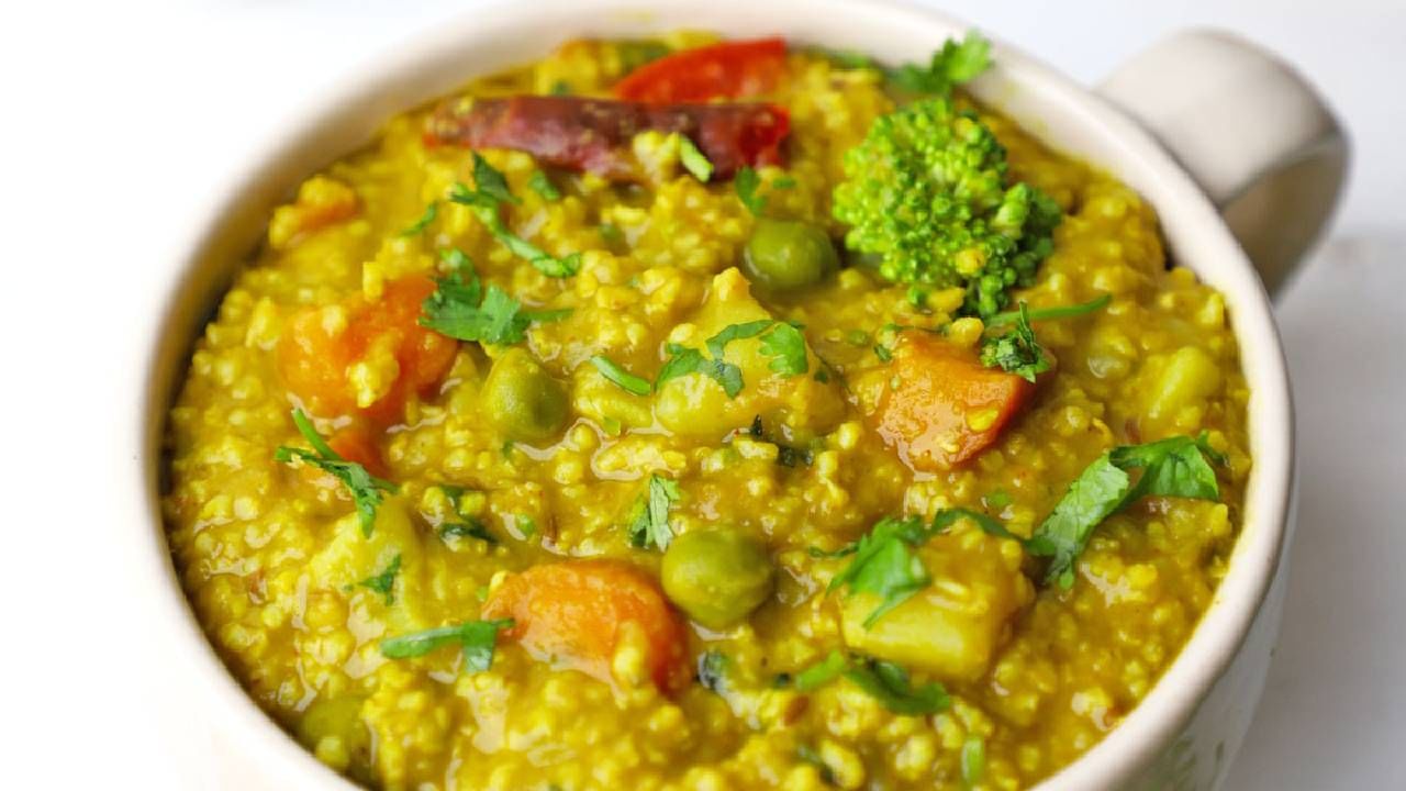 जर तुम्हाला वाढलेले वजन कमी करायचे असेल तर आपल्या दररोजच्या आहारात बाजरीच्या खिचडीचा समावेश करा. बाजरीची खिचडी खाल्ल्याने वजन झटपट कमी होण्यास मदत होते.