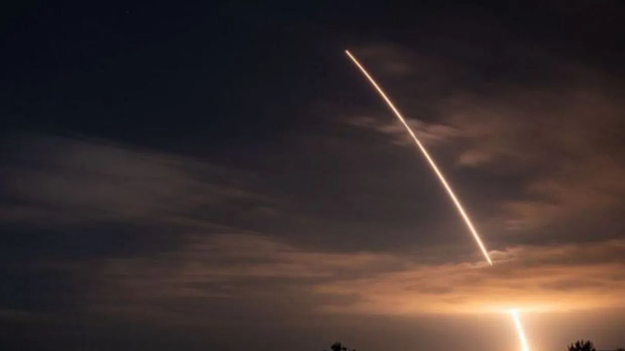 अमेरिकेनं केली अणु क्षेपणास्त्राची चाचणी; कॅलिफोर्नियाहून सोडले मिनिटमन-3 मिसाईल