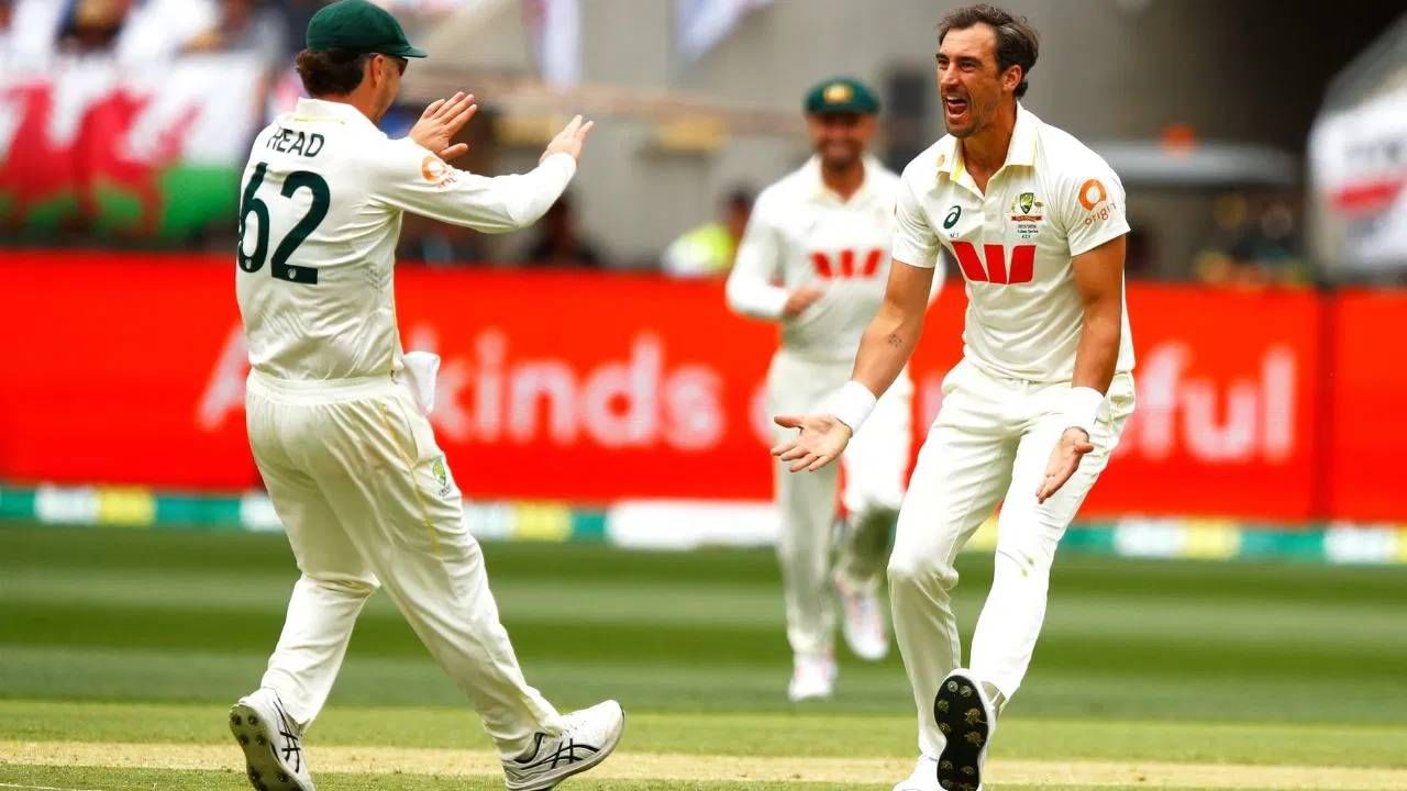 एशेज 2025-2026 मालिकेतील पहिल्याच सामन्यात ऑस्ट्रेलियाचा वेगवान गोलंदाज मिचेल स्टार्कने भेदक गोलंदाजी केली. मिचेल स्टार्क दोन्ही डावात इंग्लंडच्या गोलंदाजांवर भारी पडला. या सामन्यात मिचेल स्टार्कने 35 वर्षे जुन्या विक्रमाची पुनरावृत्ती केली. (PHOTO CREDIT- PTI)