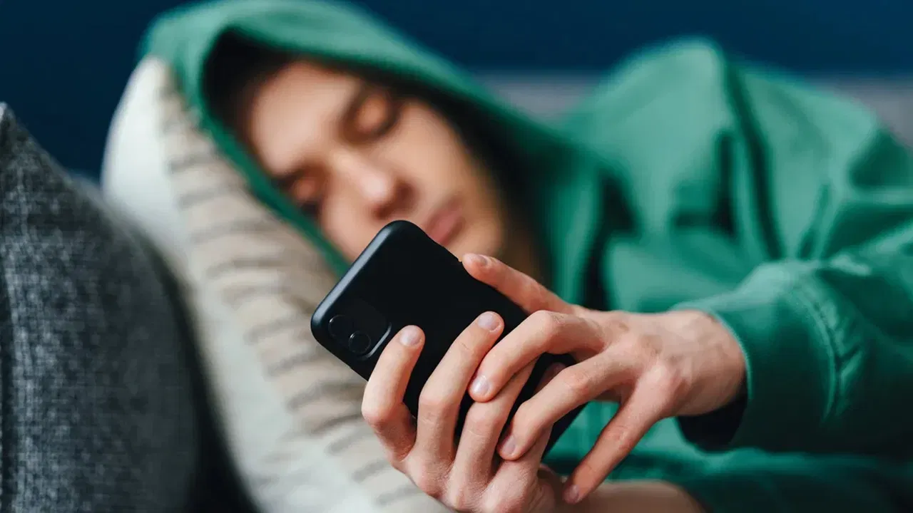 मोबाईल वापराचे वेळापत्रक बनवा : दिवसभरात मोबाईल वापरण्यासाठी विशिष्ट वेळापत्रक ठरवा. उदा. सकाळी 9 ते 9.30, दुपारी 1 ते 1.30. या वेळेव्यतिरिक्त मोबाईल वापरणे टाळा. 