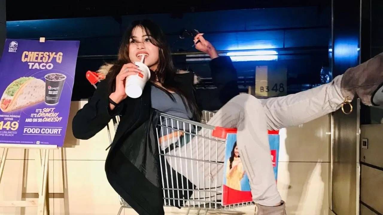 उज्जैनवरुन परतताना खुशबूची तब्येत अचानक बिघडली. इंदूर येथील भैंसाखेड़ीच्या हॉस्पिटलमध्ये खुशबूला सोडून कासिम तिथून पळून गेला. तिथे तिचा मृत्यू झाला. कुटुंबीय तिथे पोहोचले, तेव्हा त्यांना तिच्या शरीरावर जखमा दिसल्या. खुशबू गर्भवती होती. दोघांची पहिली भेट लॉजवर झालेली. 