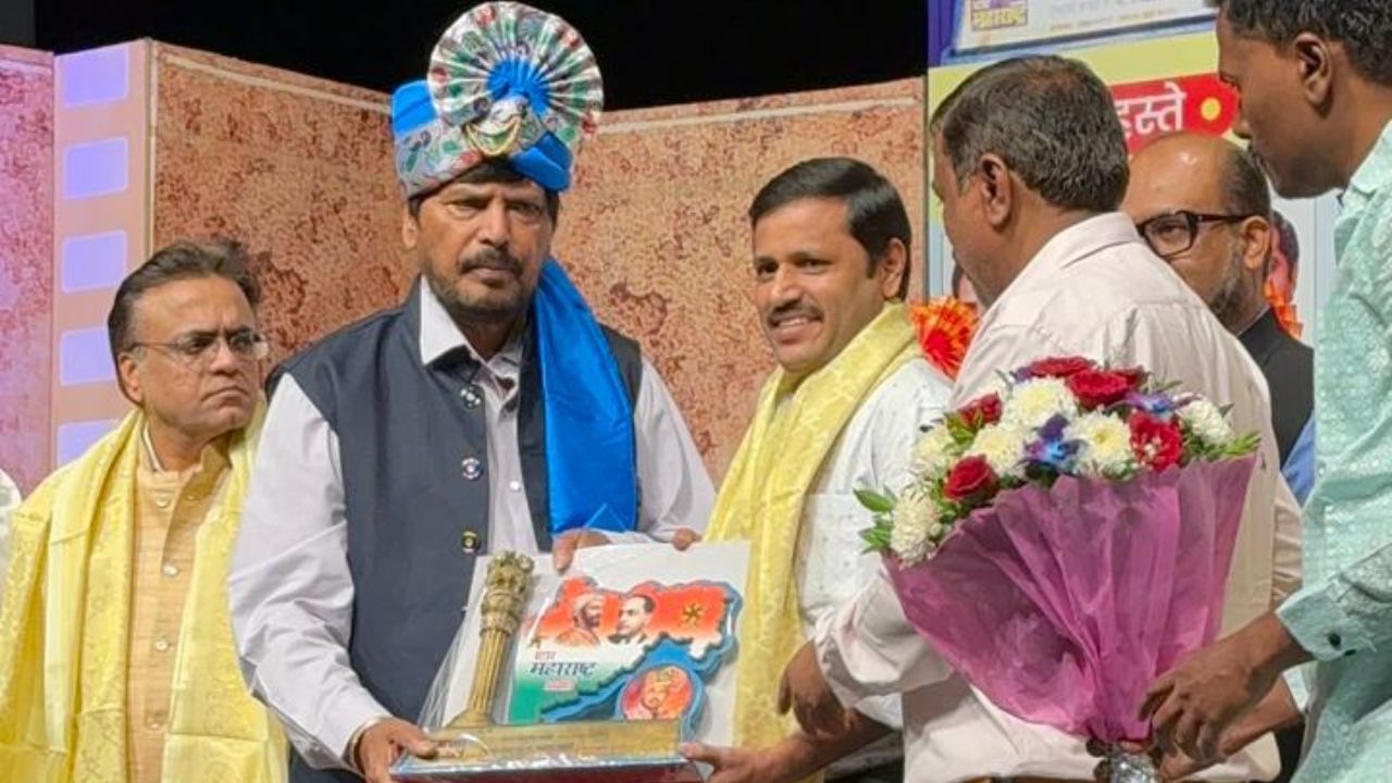 महामानव डॉ बाबासाहेब आंबेडकर यांचे वैचारिक वारसदार म्हणून केंद्रीय राज्यमंत्री रामदास आठवले यांचा सत्कार आणि स्टार महाराष्ट्र पुरस्काराचे वितरण आज करण्यात आले.