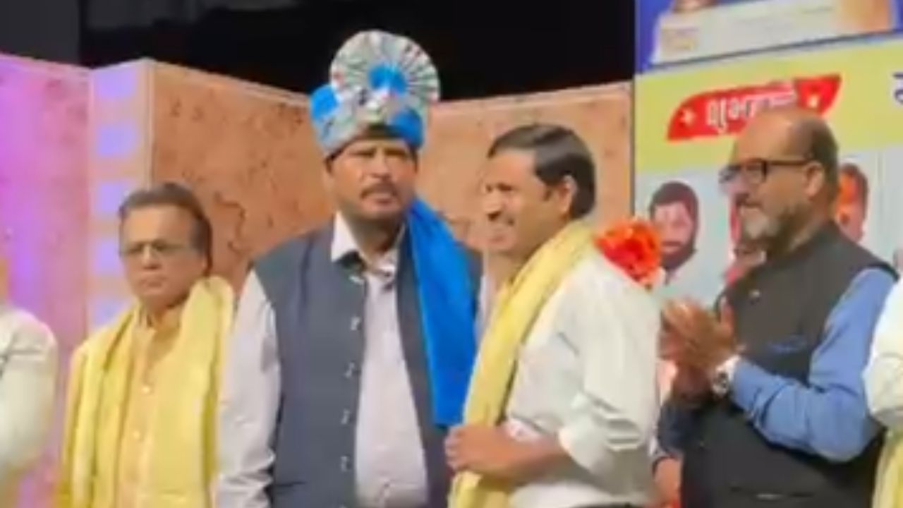 मुंबईतील रवींद्र नाट्य मंदिर येथे पार पडलेल्या या कार्यक्रमाला झी 24 तासचे संपादक कमलेश सुतार, तसेच एबीपी माझाच्या कार्यकारी संपादक सरिता कौशिक हे मान्यवरही उपस्थित आहे. 