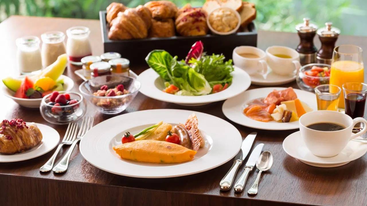 काही लोकांना सवय असते की, नाश्ता न करता घराबाहेर पडतात आणि बाहेर गेल्यावर काही खातात. मात्र, बाहेरचे दररोज खाणे आरोग्यासाठी धोकादायक आहे. 