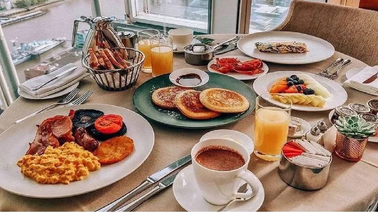 सकाळचा नाश्ता हेल्दी असावा. सकाळी तुम्ही काय खात हे महत्वाचे आहे. कारण त्याने तुम्हाला दिवसभराची ऊर्जा मिळण्यास मदत होते. ज्यूसही आपल्या नाश्त्यात घ्या.