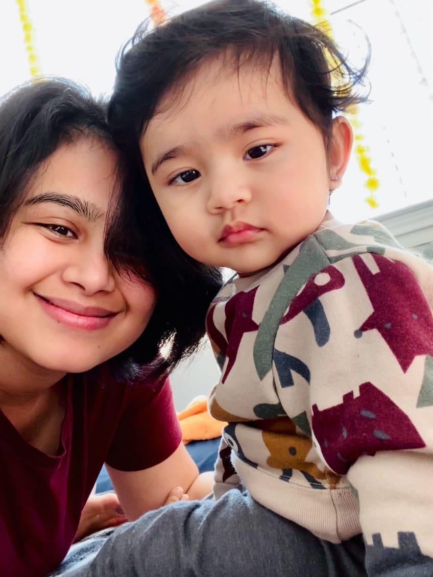 मृणालने नुकताच तिच्या मुलीचा एक गोड फोटो सोशल मीडियावर शेअर केला आहे. या फोटोत तिने तिच्या गोड कुटुंबाची एक झलकही दाखवली आहे. 'My Banku…!! My funny bunny..!!, असे कॅप्शन तिने या फोटोंना दिले आहे.