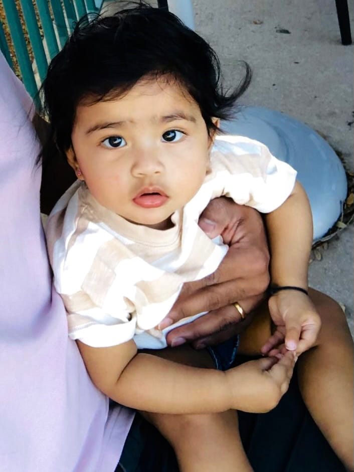 मृणालच्या मुलीचे नाव नुरवी असे असून त्याचा अर्थ लक्ष्मी किंवा आशीर्वाद असा होतो. या फोटोत मृणाल आणि नीरजचे हसरे चेहरे पाहायला आहेत.