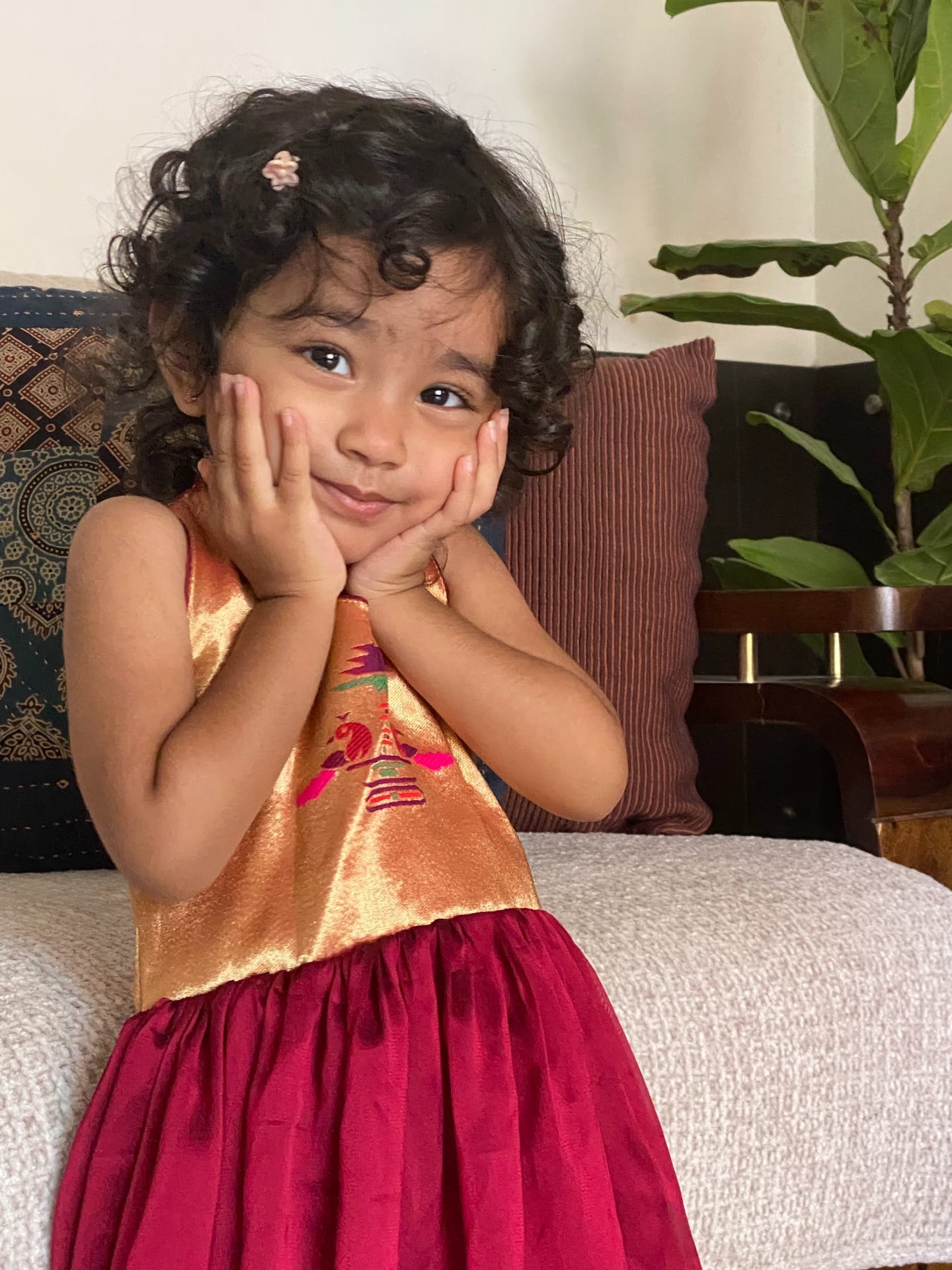 तसेच काही फोटोत त्यांनी त्याच्या लेकीच्या काही गोड क्षण पाहायला मिळत आहे. त्यासोबतच एका फोटोत ते आपल्या लेकीचा हात पकडून फोटो काढताना दिसत आहेत.