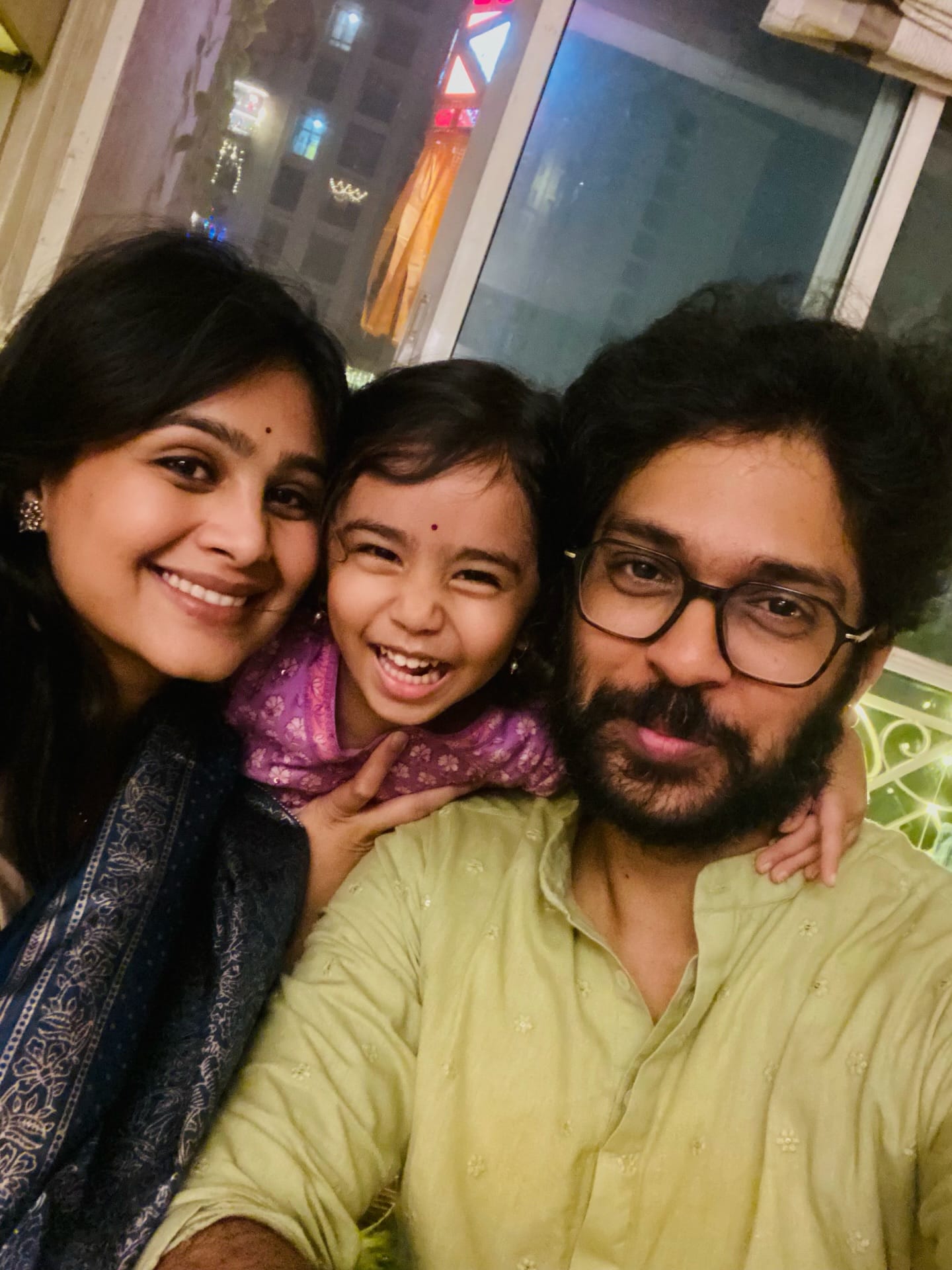 आपल्या साधेपणाने आणि उत्कृष्ट अभिनयाने प्रेक्षकांच्या मनात घर केलेली अभिनेत्री म्हणून मृणाल दुसानिसला ओळखले जाते. ती मराठी सिनेसृष्टीतील लोकप्रिय अभिनेत्रींपैकी एक आहे. 