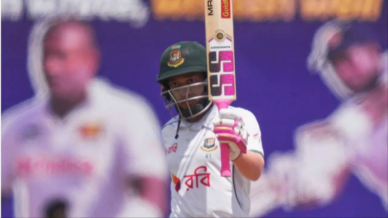 मुशफिकुर बांगलादेशसाठी 100 कसोटी सामने खेळणारा पहिला क्रिकेटपटू आहे. इतकंच काय तर 100व्या कसोटीत शतक ठोकणारा पहिला बांगलादेशी क्रिकेटपटू ठरला आहे. (Photo: PTI)