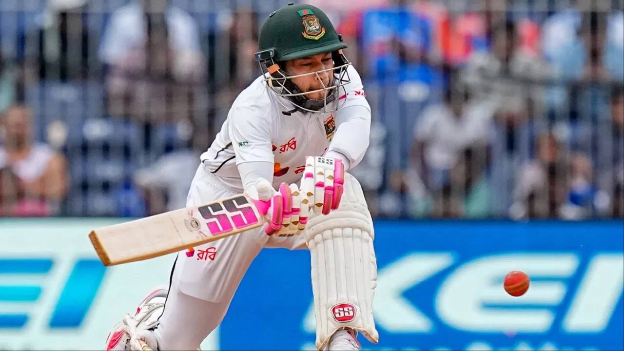 बांग्लादेश आयर्लंड यांच्यात कसोटी मालिकेतील दुसरा सामना ढाकामध्ये सुरु आहे. हा कसोटी सामना मुशफिकुर रहीमसाठी खास आहे. कारण त्याच्या क्रिकेट कारकिर्दीतील 100वा कसोटी सामना आहे. या कसोटी सामन्यात त्याने स्मरणात राहील अशी कामगिरी केली आहे. (Photo: PTI) 
