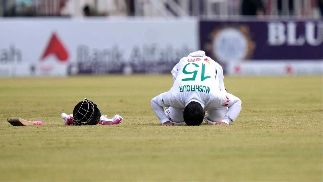 कॉलिन काउड्रे, जावेद मियांदाद, गॉर्डन ग्रीनिज, एलेक स्टीवर्ट, इंजमाम उल हक, रिकी पॉन्टिंग, ग्रेम स्मिथ, हाशिम अमला, जो रूट आणि डेविड वॉर्नर यांनी मुशफिकुर रहीमच्या आधा कसोटी क्रिकेटच्या 100व्या सामन्यात शतकी खेळी केली होती. पाँटिंगने 100व्या कसोटीच्या दोन्ही डावात शतक ठोकलं होतं. तर वॉर्नरने 100व्या कसोटीत द्विशतक ठोकलं आहे. (Photo: PTI)