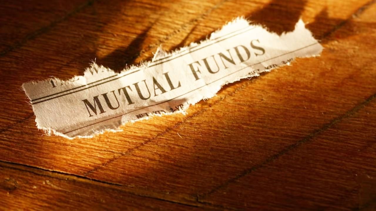 Mutual Fund : अवघ्या 2000 रुपयांच्या नियमीत बचतीत तुम्ही पण व्हा करोडपती Mutual Fund : अवघ्या 2000 रुपयांच्या नियमीत बचतीत तुम्ही पण व्हा करोडपती
