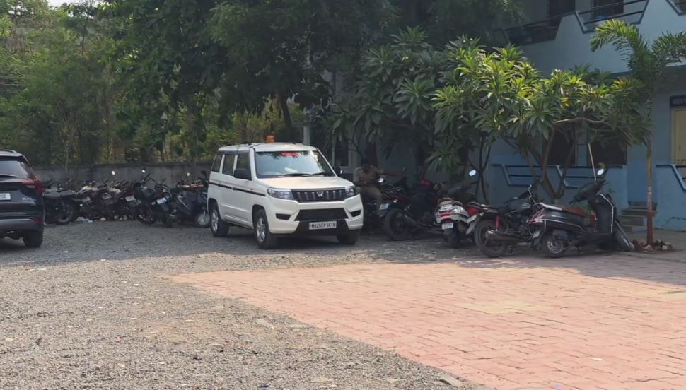 मिळालेल्या माहितीनुसार नांदेड जिल्ह्यात एका उच्चशिक्षित तरुणीचा संशयास्पद स्थितीत मृतदेह आढळला आहे. या घटनेमुळे नांदेड जिल्ह्यात एकच खळबळ उडाली आहे. घटनेची माहिती मिळताच पोलिसांनी घटनास्थळी धाव घेत पुढील तपास सुरू केला आहे. सध्या या तरुणीला आत्महत्येस प्रवृत्त केल्याप्रकरणी तिच्या मित्रावर गुन्हा दाखल करण्यात आला आहे. 