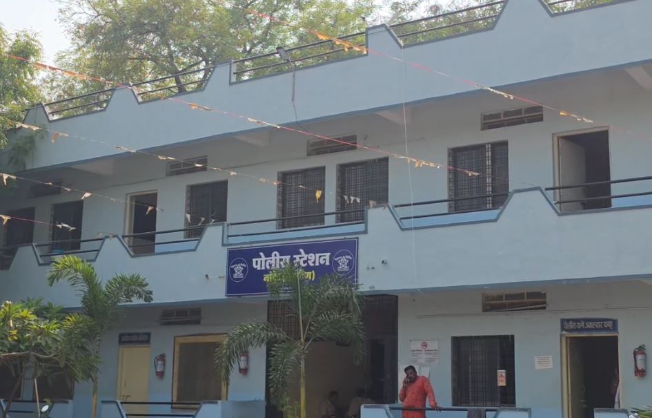 घटनेचे गांभीर्य लक्षात घेऊन पोलिसांनी आरोपी माधव काळे याच्यावर नांदेडच्या ग्रामीण पोलीस ठाण्यात गुन्हा दाखल केला आहे. पोलिसांनी आरोपीला अटकही केले आहे. दरम्यान, आता या तरुणीच्या मृत्यूबाबत संशय व्यक्त करण्यात येत आहे. 