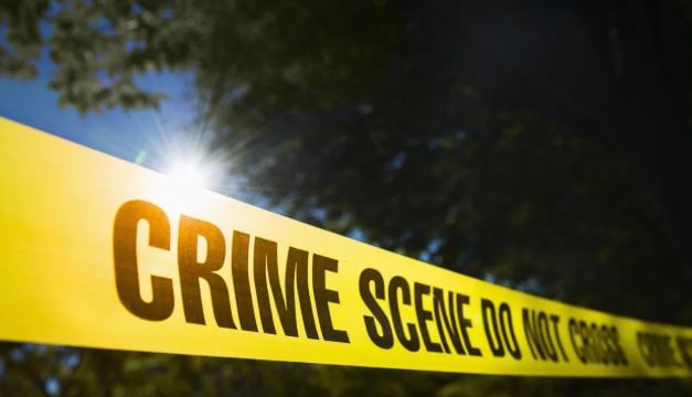 आरोपांनुसार संशयित अल्पवयीन मुलाने महिलेवर अतिप्रसंग करण्याचा प्रयत्न केला. त्यानंतर महिलेकडून आरडा-ओरड करण्यात आली. या घटनेनंतर महिलेना पोलीस ठाण्यात तक्रार दिली. यावेळी तक्रारदार महिलेसह नातेवाईकांची आणि परिसरातील नागरिकांची मोठी गर्दी झाली होती. 