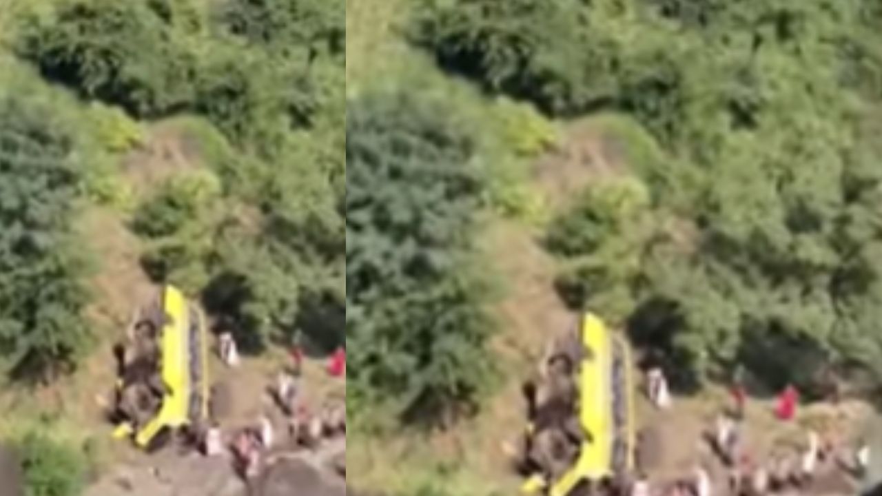 Breaking news : विद्यार्थ्यांनी भरलेली स्कूल बस 150 फूट खोल दरीत कोसळली, भीषण अपघात Breaking news : विद्यार्थ्यांनी भरलेली स्कूल बस 150 फूट खोल दरीत कोसळली, भीषण अपघात