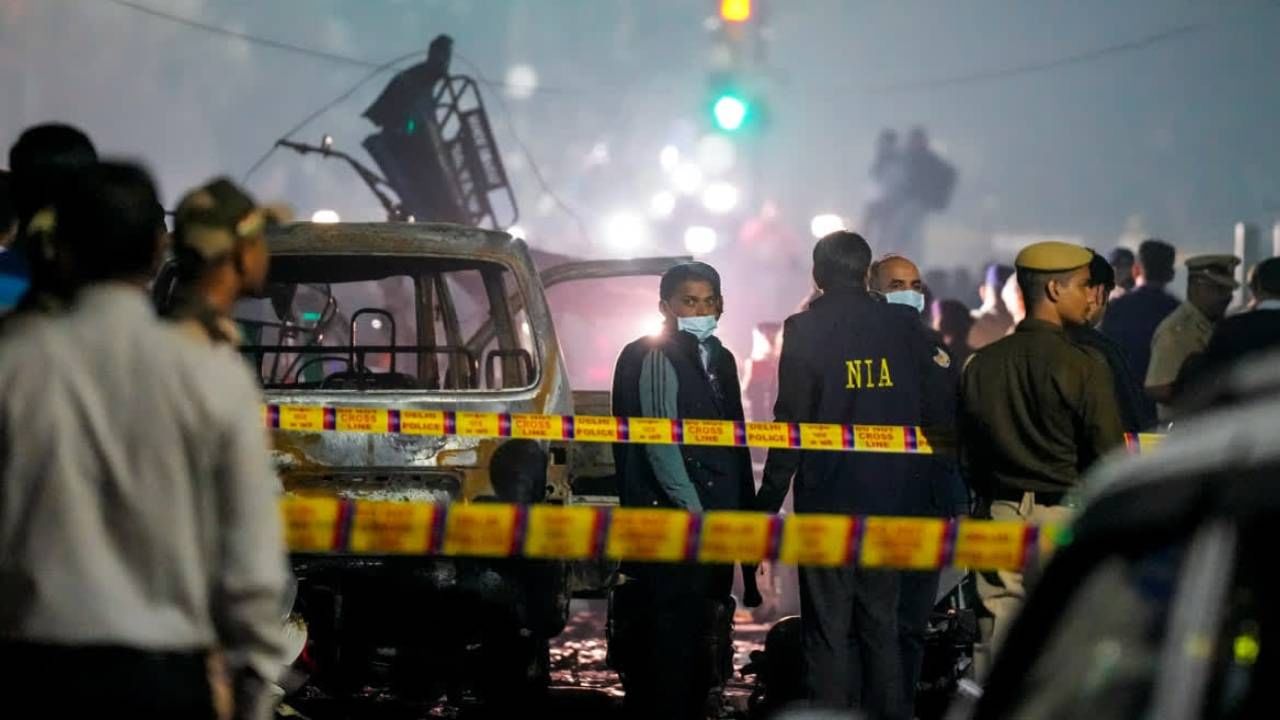 Lal Kila Blast : 360 किलो स्फोटक, टायमर आणि शस्त्र, दिल्लीला हादरवण्यासाठी असा रचला कट, ए टू झेड माहिती
