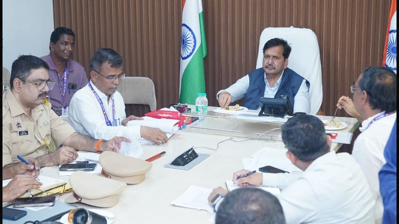 मालवणीतील अतिक्रमणावर सरकारचा हातोडा, नऊ हजार चौ.मी.अतिक्रमणमुक्त मालवणीतील अतिक्रमणावर सरकारचा हातोडा, नऊ हजार चौ.मी.अतिक्रमणमुक्त