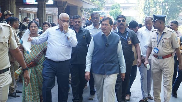 मंत्री मंगलप्रभात लोढा यांनी केली केईएमची पाहणी, ढीसाळ कारभाराबाबत डीनला विचारला जाब