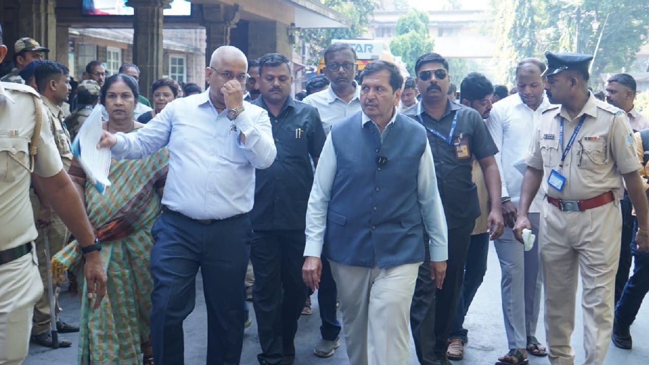 मंत्री मंगलप्रभात लोढा यांनी केली केईएमची पाहणी, ढीसाळ कारभाराबाबत डीनला विचारला जाब