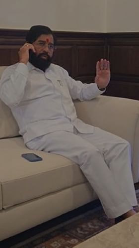 उपमुख्यमंत्री एकनाथ शिंदे यांनी खासदार संजय राऊत यांच्या प्रकृतीची चौकशी करण्यासाठी केला फोन.