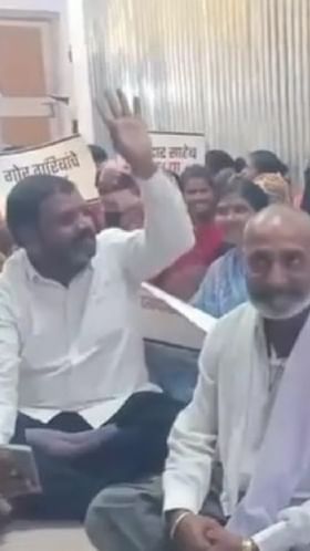 लातूर : अतिवृष्टीची नुकसान भरपाई मिळण्यासाठी तहसील कार्यालयासमोर ठिय्या आंदोलन.