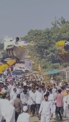 बीड - आष्टीतील अंभोरा गावात आमदार सुरेश धस यांचे जेसीबीतून फुलांची उधळण करत स्वागत.