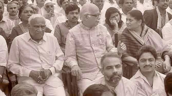 जेव्हा CM शपथविधी सोहळ्यात आडवाणींच्यासमोर खाली बसले होते नरेंद्र मोदी, तो फोटो का होतोय व्हायरल ?
