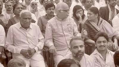 जेव्हा CM शपथविधी सोहळ्यात आडवाणींच्यासमोर खाली बसले होते नरेंद्र मोदी, तो फोटो का होतोय व्हायरल ?