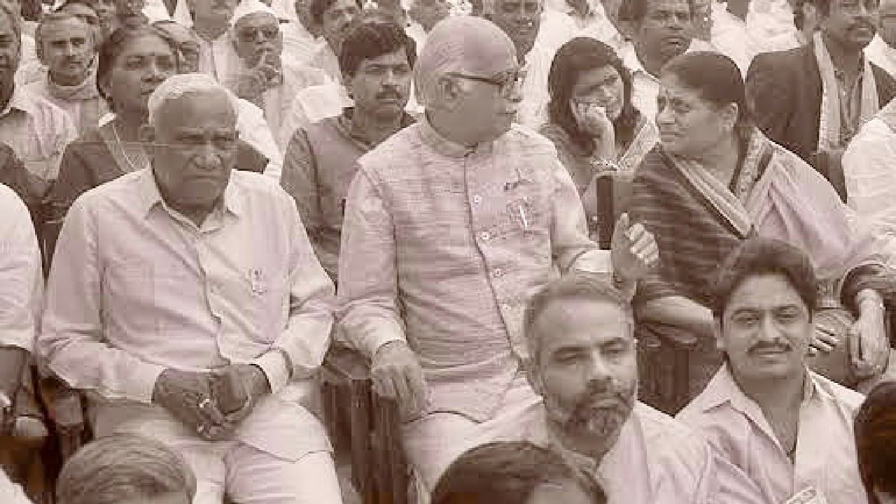 जेव्हा CM शपथविधी सोहळ्यात आडवाणींच्यासमोर खाली बसले होते नरेंद्र मोदी, तो फोटो का होतोय व्हायरल ? जेव्हा CM शपथविधी सोहळ्यात आडवाणींच्यासमोर खाली बसले होते नरेंद्र मोदी, तो फोटो का होतोय व्हायरल ?