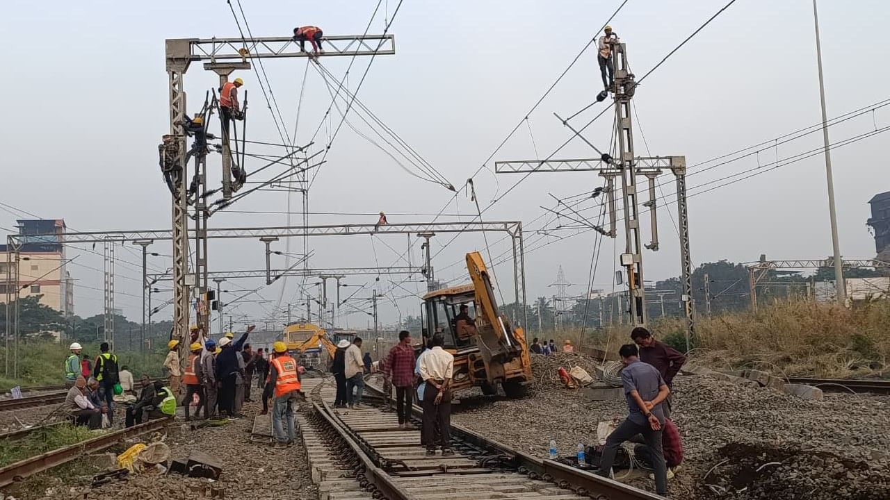  बांधकाम:  भूमिगत पुल , मोठे आणि लहान पूल आणि बोगदे यांचे काम मोठ्या प्रमाणात पूर्ण झाले आहेत.  तीन बोगद्यांचे काम प्रगतीपथावर आहे आणि अर्थ वर्क जवळपास पूर्ण होत आले आहे.