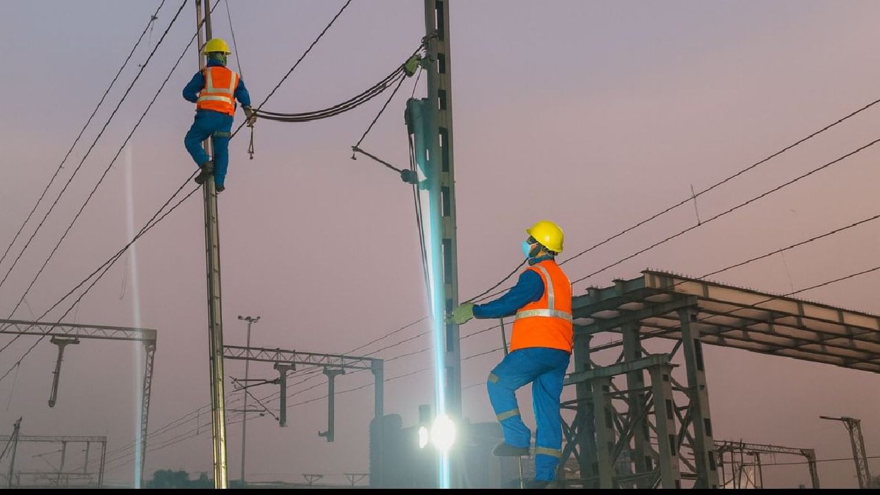 पनवेल आणि कर्जत मार्गाच्या रेल्वे उड्डाणपुलांचे बांधकाम  सुरू आहे, बहुतेक गर्डरचे लाँचिंग  झाले आहेत आणि डेक स्लॅबचे काम सुरू आहे. पनवेल, चिखले, मोहपे, चौक आणि कर्जत येथील स्थानक इमारती आणि प्रवासी सुविधा पूर्ण होण्याच्या टप्प्यात आहेत. बुकिंग ऑफिस, सर्क्युलेशन एरिया, स्टाफ क्वार्टर, फूट ओव्हरब्रिज आणि उपनगरीय इमारती यासारख्या अनेक सुविधा आधीच कार्यान्वित झाल्या आहेत.