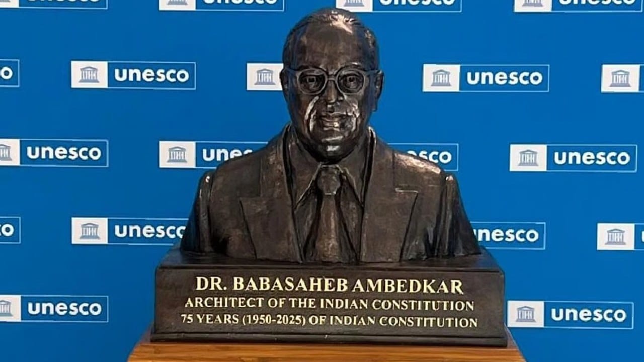 "संविधान दिनी पॅरिस येथील युनेस्को मुख्यालयात भारतरत्न डॉ.बाबासाहेब आंबेडकर यांच्या पुतळ्याचे अनावरण हा एक ऐतिहासिक क्षण आहे.आपल्या ज्ञान आणि प्रतिभेने बाबासाहेबांनी जगाला समता, बंधुता आणि सामाजिक न्यायाची शिकवण दिली असे मुख्यमंत्री देवेंद्र फडणवीस यांनी म्हटले आहे.