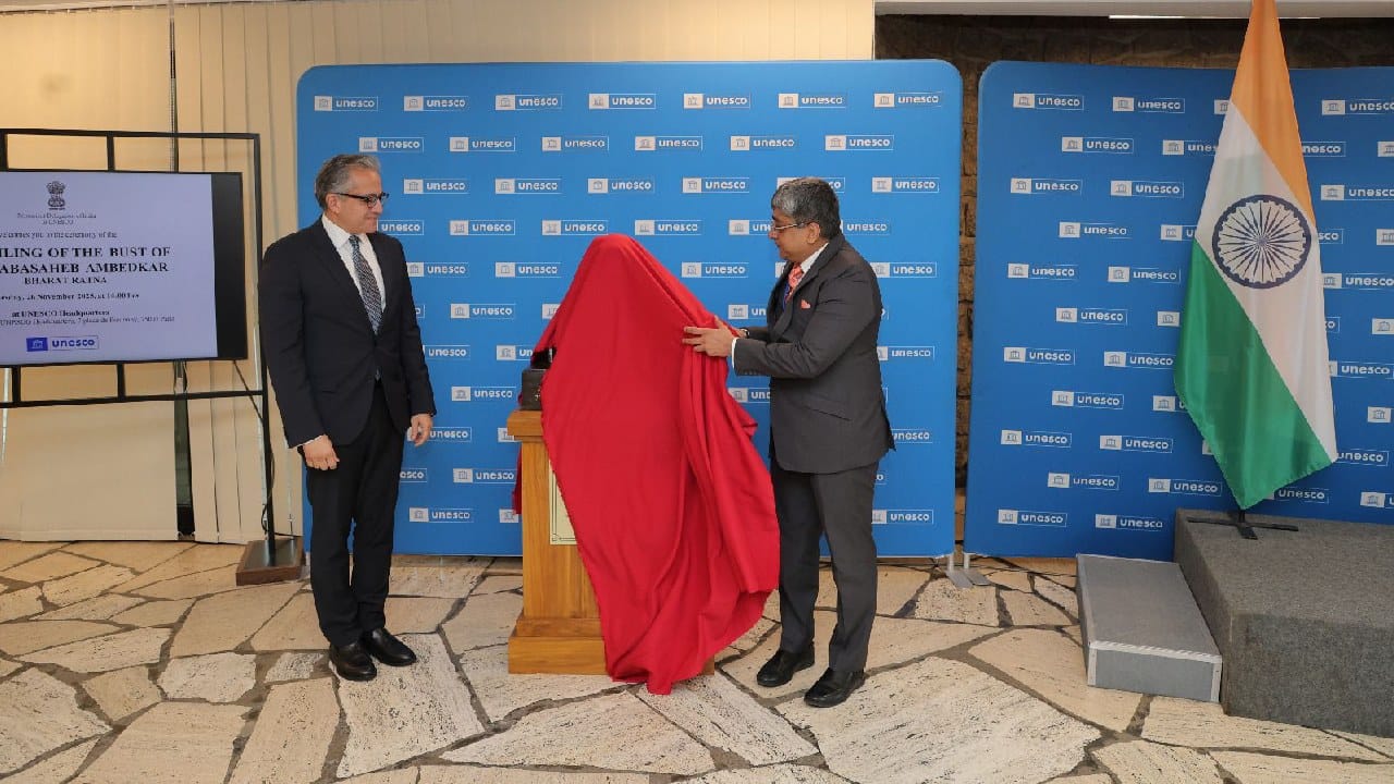 भारतीय घटनेचे प्रमुख शिल्पकार आणि  सामाजिक न्यायाचे प्रणेता डॉ. भीमराव आंबेडकर यांच्या कांस्य प्रतिमेचे अनावरण मंगलवारी पॅरिसस्थित यूनेस्कोच्या मुख्यालयात झाले आहे.