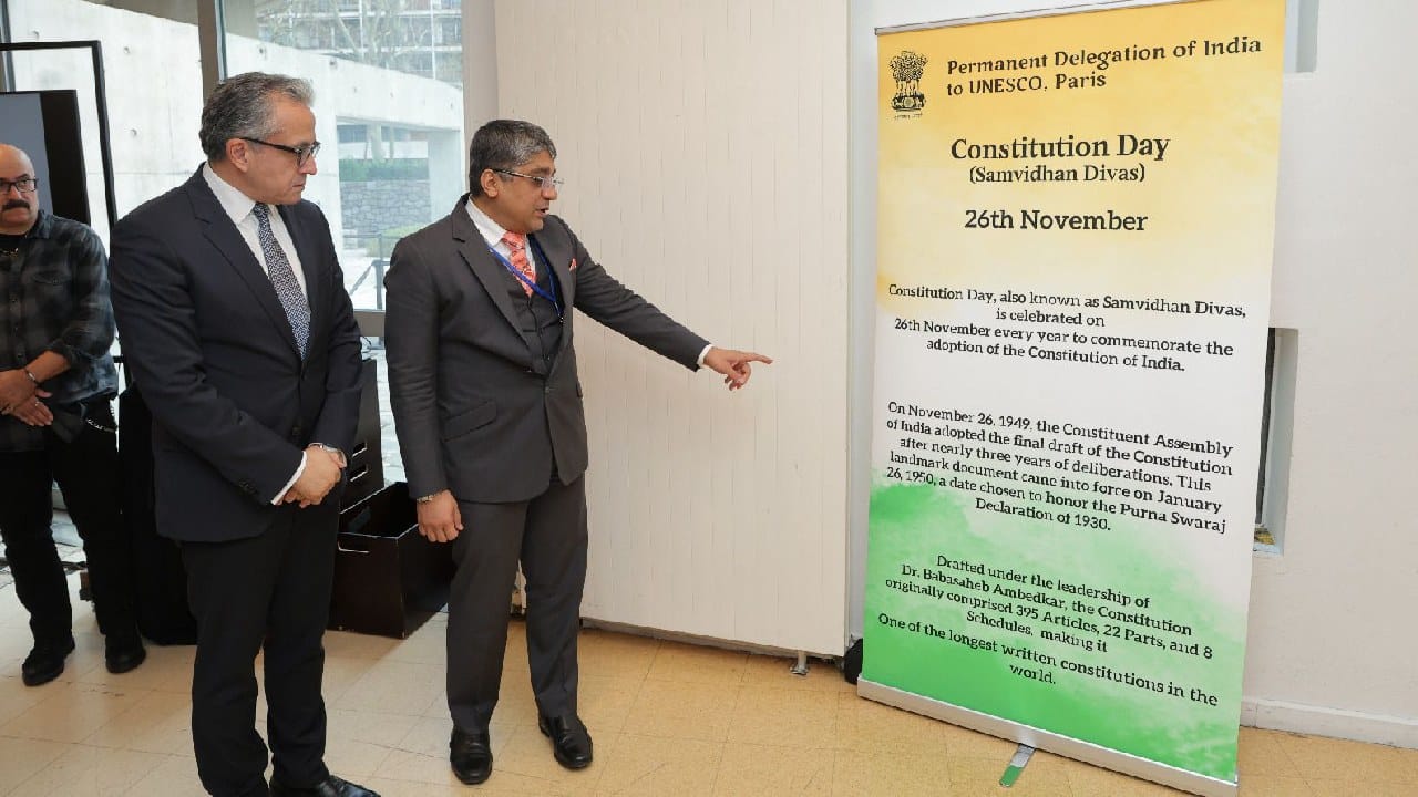 भारतीय संविधान दिवसाच्या (26 नोव्हेंबर) मुहूर्तावर संविधान सभेने 1949 रोजी संविधान स्वीकारले गेले त्यास 75 वर्षे पूर्ण झाल्याचे प्रतिक म्हणून डॉ.बाबासाहेबांचा हा पुतळा स्थापण करण्यात आला.