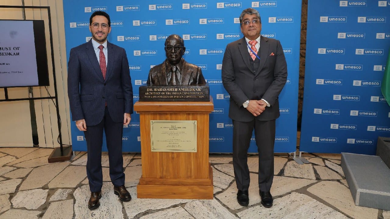 यूनेस्कोच्या 'पीस गार्डन' (शांती उद्यान) मध्ये आयोजित समारंभात बाबासाहेब यांच्या पुतळ्याचे औपचारिक अनावरण भारताचे युनेस्कोतील स्थायी प्रतिनिधि विशाल व्ही. शर्मा यांच्या हस्ते करण्यात आले. यावेळी युनेस्कोचे महासंचालक खालिद अल-एनानी यांच्यासह वरिष्ठ अधिकारी उपस्थित होते.
