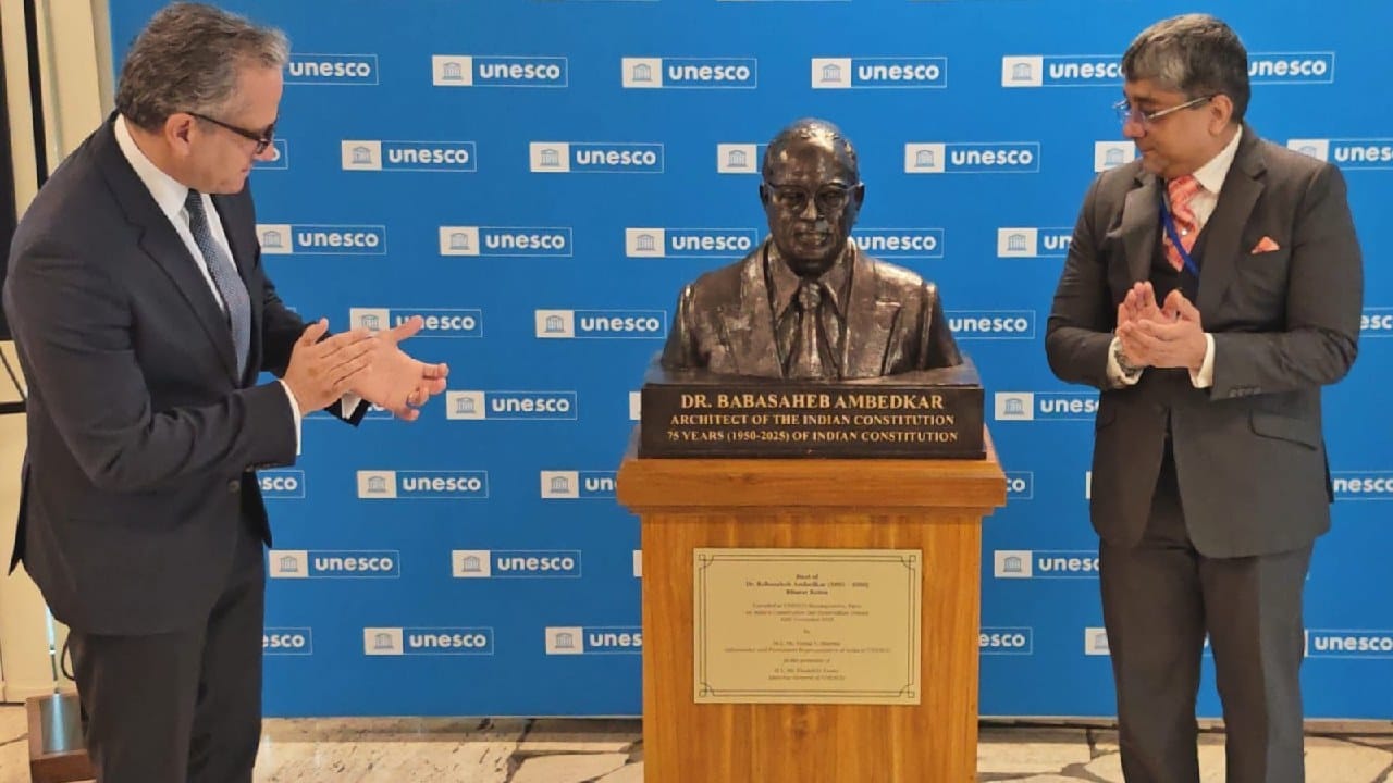 डॉ. बाबासाहेब आंबेडकर यांचा हा अर्धपुतळा महाराष्ट्र सरकारने युनेस्कोला भेट म्हणून दिला आहे. हा कांस्य पुतळा प्रसिद्ध मूर्तीकार नरेश कुमावत यांनी तयार केलेला आहे.