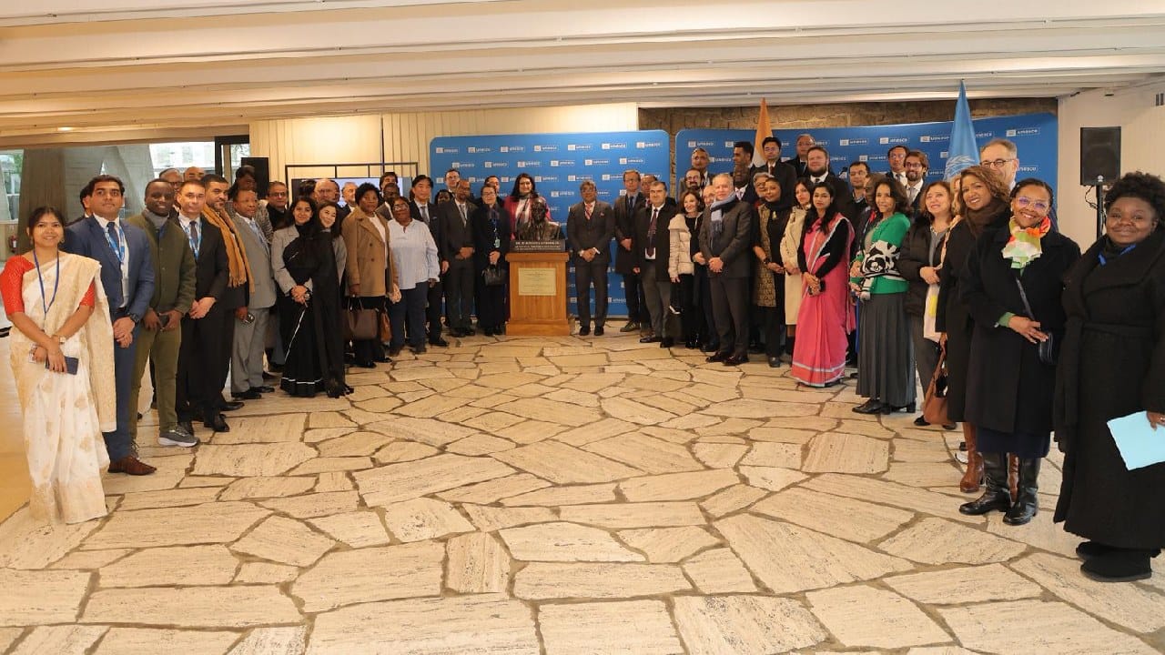 संविधान दिवसाच्या निमित्ताने पॅरिसच्या युनेस्कोच्या मुख्यालयात डॉ. बाबासाहेब आंबेडकर यांचा पुतळ्याचे अनावरण होणे हे अत्यंत अभिमानाचा क्षण असल्याची पोस्ट पंतप्रधान नरेंद्र मोदी यांनी या निमित्ताने केली आहे.