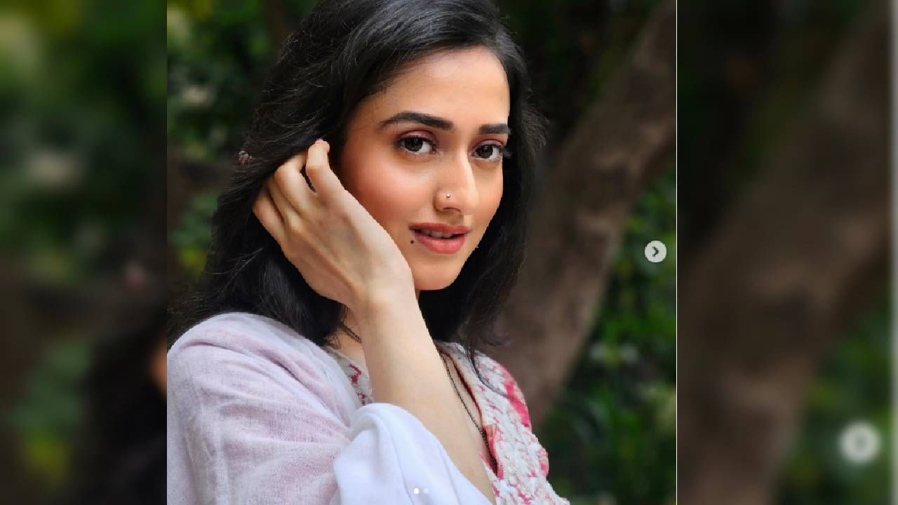 निशिगंधा वाड यांची मुलगी ईश्वरी ही त्यांच्या पेक्षा सुंदर दिसते. ती सोशल मीडियावर देखील फारशी सक्रिय नसते. 