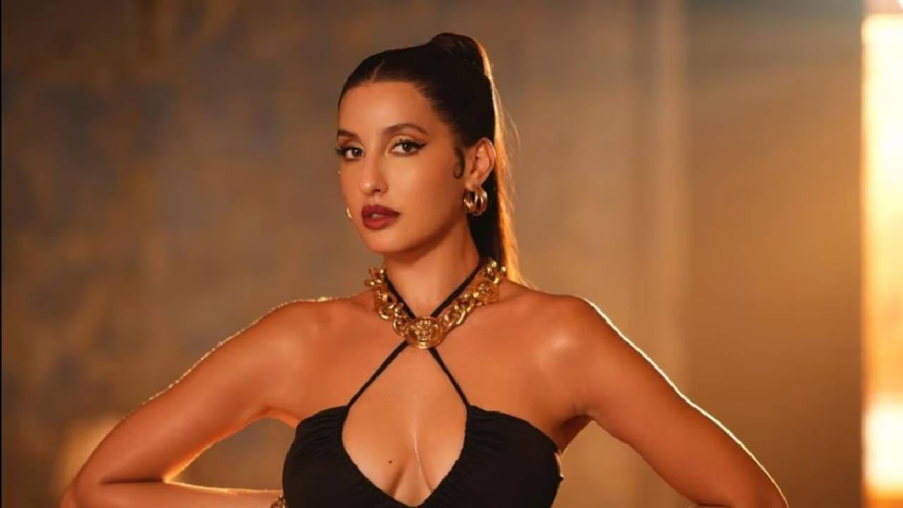 नोरा फतेही अभिनेता अंगद बेदीमुळे आजही सिंगल असल्याचे म्हटले जाते. दोघे बराच काळ रिलेशनशीपमध्ये होते. दोघे पार्टीत आणि एकत्र वेळ घालवताना वारंवार दिसत होते. त्या वेळी अंगद इंडस्ट्रीत आपले स्थान मिळवण्याच्या प्रयत्नात होता, तर नोरा आपल्या करिअरमधील पहिला मोठा ब्रेक शोधत होती. त्याच्या डेटिंगच्या अफवा होत्या, पण सुरुवातीला दोघांनीही ते मान्य केले नव्हते.