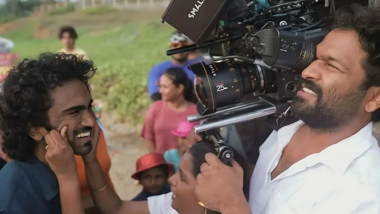 प्रदीप रंगनाथन दिग्दर्शित रोमँटिक-कॉमेडी डूड (Dude) हा तमिळ चित्रपट गेल्या काही दिवसांपासून चर्चेत आहे. हा चित्रपट 14 नोव्हेंबरला म्हणजे आजच Netflix या ओटीटी प्लॅटफॉर्मवर प्रदर्शिक होत आहे. या चित्रपटात प्रदीप एका बॅड बॉयच्या भूमिकेत दिसणार आहे. त्याच्या आयुष्यातील संघर्ष या चित्रपटात दाखवण्यात आला आहे. तसेच त्याच्या लव्हस्टोरीवर विशेष भर देण्यात आली आहे.