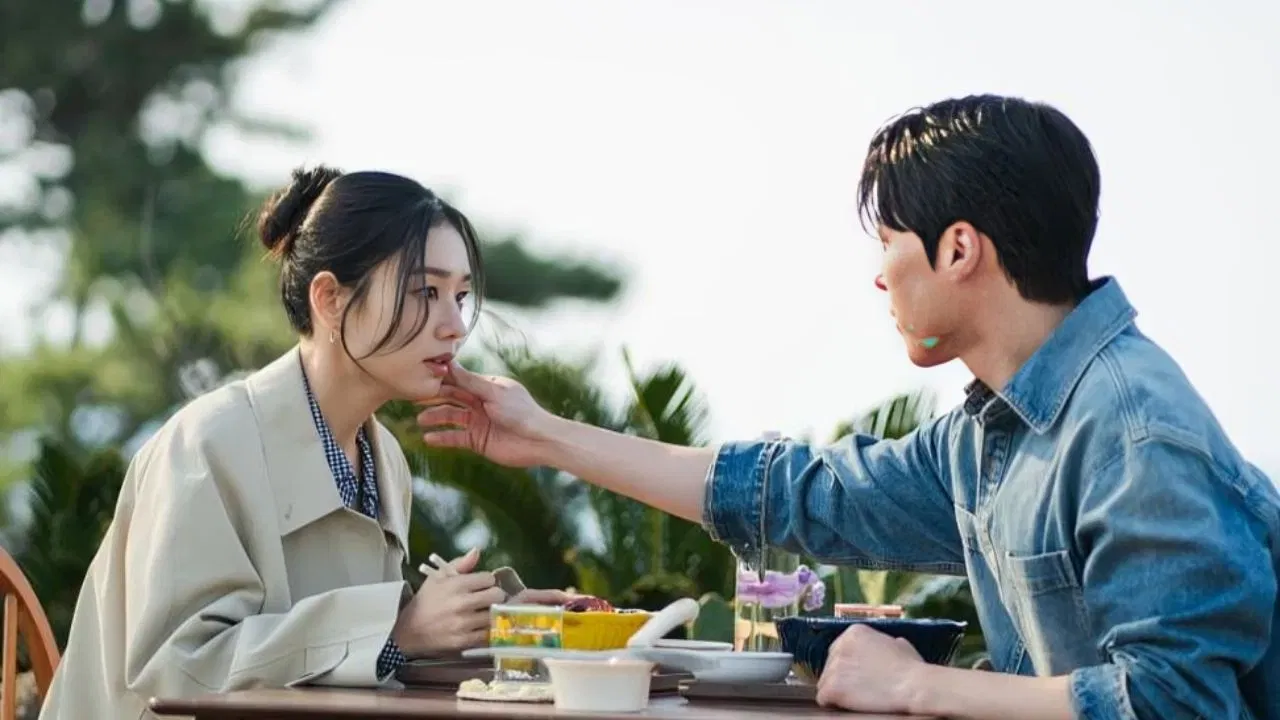 14 नोव्हेंबरलाच Netflix या ओटीटी प्लॅटफॉर्मवर डायनामाइट किस नावाची एक कोरिअन वेब सीरिज देखील प्रदर्शित होत आहे. या सीरिजमध्ये एक अविवाहित मुलगी नोकरी मिळवण्यासाठी स्वतःलाचे लग्न झाल्याचे सांगते. पण तिचा बॉसला पहिल्याच भेटीत तिच्या प्रेमात पडतो. ही वेब सीरिज सर्वांना हसायला भाग पाडते आणि सीरिजमध्ये रोमान्सही दाखलण्यात आला आहे.