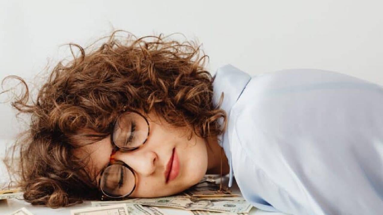 Best Online Business: हे इंटरनेटचे युग आहे. येथे आता प्रत्येक गोष्ट जवळ आणि अगदी चुटकीसरशी तयार मिळते. कमी कष्टात, स्मार्टली तुम्ही कमाई करू शकतात. त्यासाठी तुम्हाला कुठेही जाण्याची गरज नाही. नोकरीला कंटाळला असाल. नवीन काही करण्याचा पर्याय शोधत असाल तर असे व्यवसाय जे तुम्हाला भरपाई कमाई करून देतील. येथे तुम्हीच तुमचे बॉस आणि तुम्हीच तुमचे नोकर आहात. कोणतेही आहेत हे व्यवसाय?