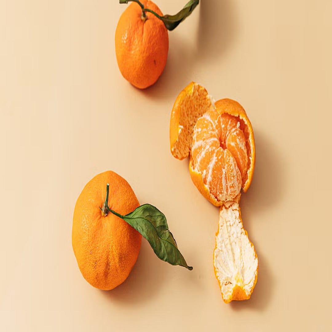 महिनाभर नियमितपणे संत्री खाल्ली तर आश्चर्यकारक फायदे मिळतात. संत्र्यांमध्ये भरपूर पोषक तत्वे असतात. संत्री जीवनसत्त्वे अ, ब आणि क, कॅल्शियम, मॅग्नेशियम, पोटॅशियम, फॉस्फरस आणि कोलीनसह इतर पोषक तत्वांनी समृद्ध आहे. हिवाळ्यात दररोज संत्री खाल्ली तर कोलेस्ट्रॉल कमी करण्यास आणि वजन कमी करण्यास मदत करते.