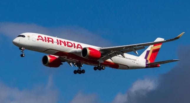 अशा स्थितीत तुम्ही परदेशात किंवा भारतात कुठेही फिरायचे नियोजन करत असाल तर विमान प्रवासाचे काही नियम तुम्हाला माहिती असणे गरजेचे आहे. विशेष म्हणजे यातील काही नियम माहीत असल्यावर तुम्हाला चांगलाच फायदा होऊ शकतो. एका नियमाच्या मदतीने तर तुम्हाला फाईव्ह स्टारसारख्या महागड्या हॉटेलमध्येही राहता येईल. 